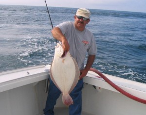 10-lb-fluke-carl-scuderi-on-fh Carl Scuderi hefts a 10-plus doormat fluke he brought to net aboard the Fish Hawk at Nantucket.